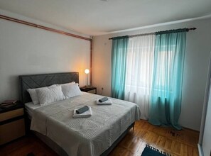 2 habitaciones, tabla de planchar con plancha, internet y ropa de cama 