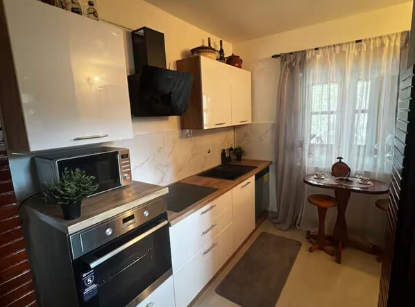 Fridge, microwave, oven, stovetop