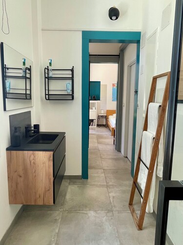 Chambre et salle de bain, entrée et jardin individuels