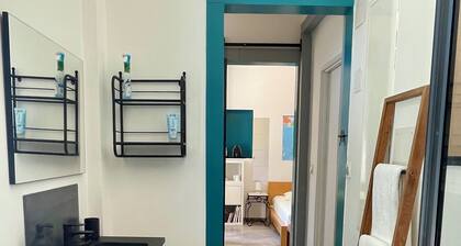 Chambre et salle de bain, entrée et jardin individuels