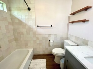 Hair dryer, towels, soap, shampoo - Hyde Park Charming Retreat (Austin)