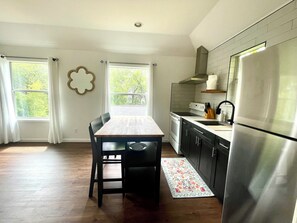 Fridge, oven, stovetop, coffee/tea maker