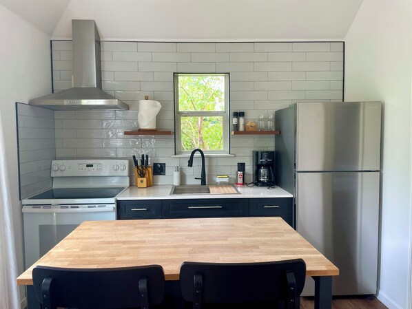 Fridge, oven, stovetop, coffee/tea maker