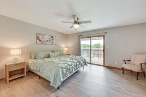 4 bedrooms, desk, internet, bed sheets