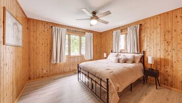 4 bedrooms, desk, internet, bed sheets