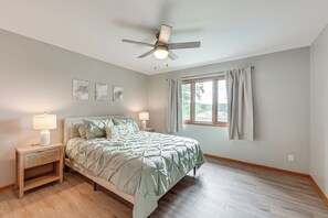 4 bedrooms, desk, Internet, bed sheets - Lake Mary View: Pickleball Paradise Penthouse Unit (Twin Lakes)