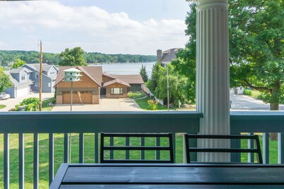 Lake Mary View: Pickleball Paradise Penthouse Unit