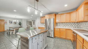 Fridge, microwave, stovetop, dishwasher