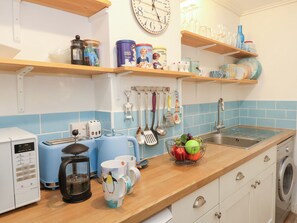 Cookware/dishes/utensils - Driftwood (Weymouth)