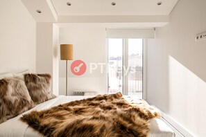2 bedrooms, iron/ironing board, WiFi, bed sheets - 2BR penthouse with terrace (Lisboa)
