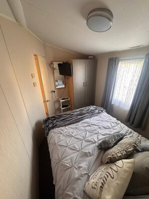 3 bedrooms, bed sheets