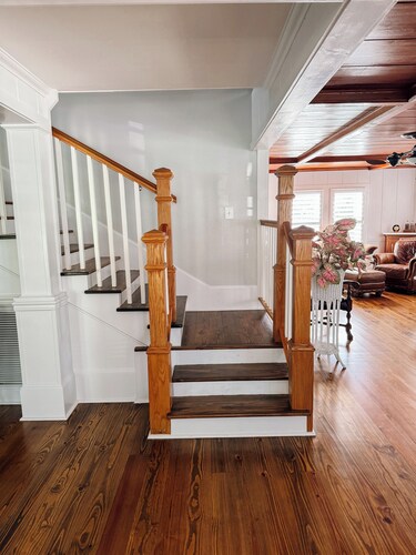 Charming gated stately home on 5 acres