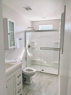 Douche, séchoir à cheveux, serviettes fournies, savon