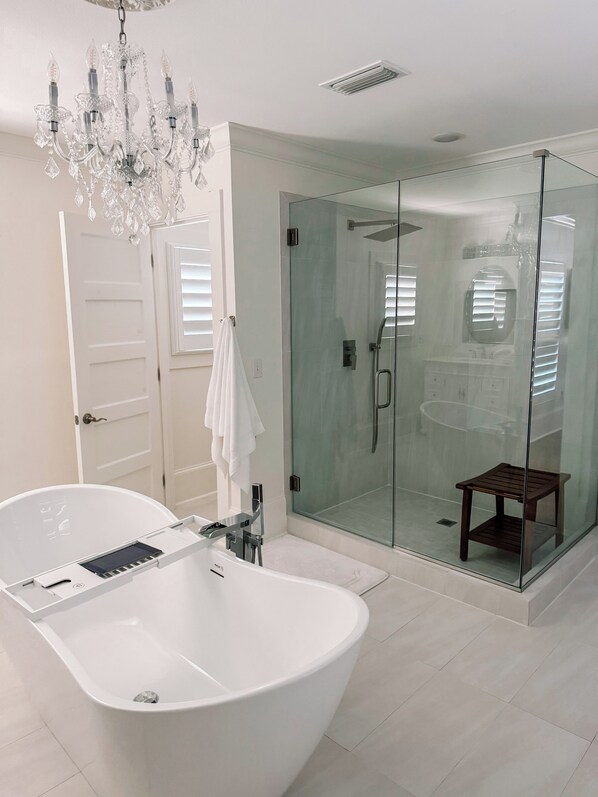 Douche, séchoir à cheveux, serviettes fournies, savon