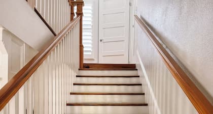 Charming gated stately home on 5 acres
