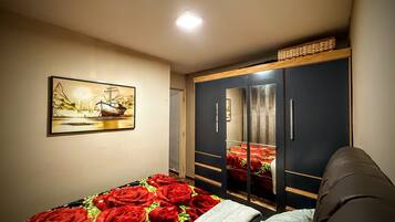 2 habitaciones, tabla de planchar con plancha, wifi y ropa de cama