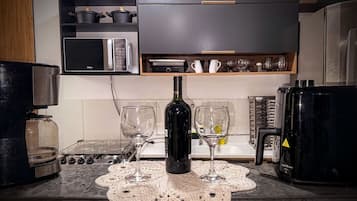 Microondas, horno, placa de cocina