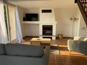 TV, fireplace, books - Marinette's house (Séguret)