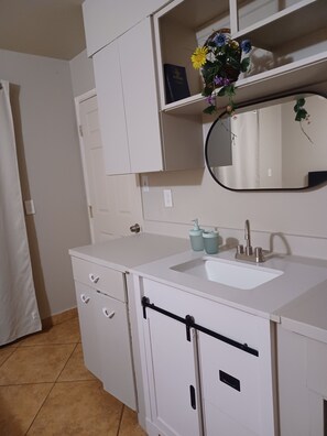 Dusche, Haartrockner, Handtücher, Seife