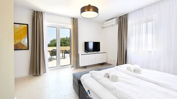 3 slaapkamers, een strijkplank/strijkijzer, gratis wifi, beddengoed