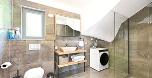 Shower, hair dryer, bidet, towels