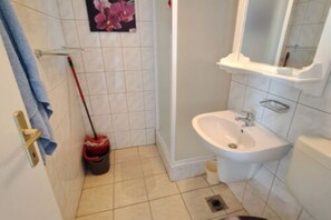 Shower, towels, soap, toilet paper - App right on the beach (Balatonföldvár)