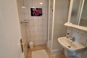 Shower, towels, soap, toilet paper - App right on the beach (Balatonföldvár)