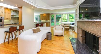 18 Mi to Boston - Stylish Unit in Upscale Enclave!