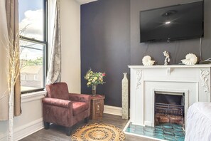 TV - Walkable Apt in York St Historic District (Newport)