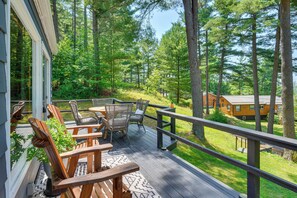 Outdoor dining - Fishing & Boating Paradise: St Lawrence River Home (Hammond)