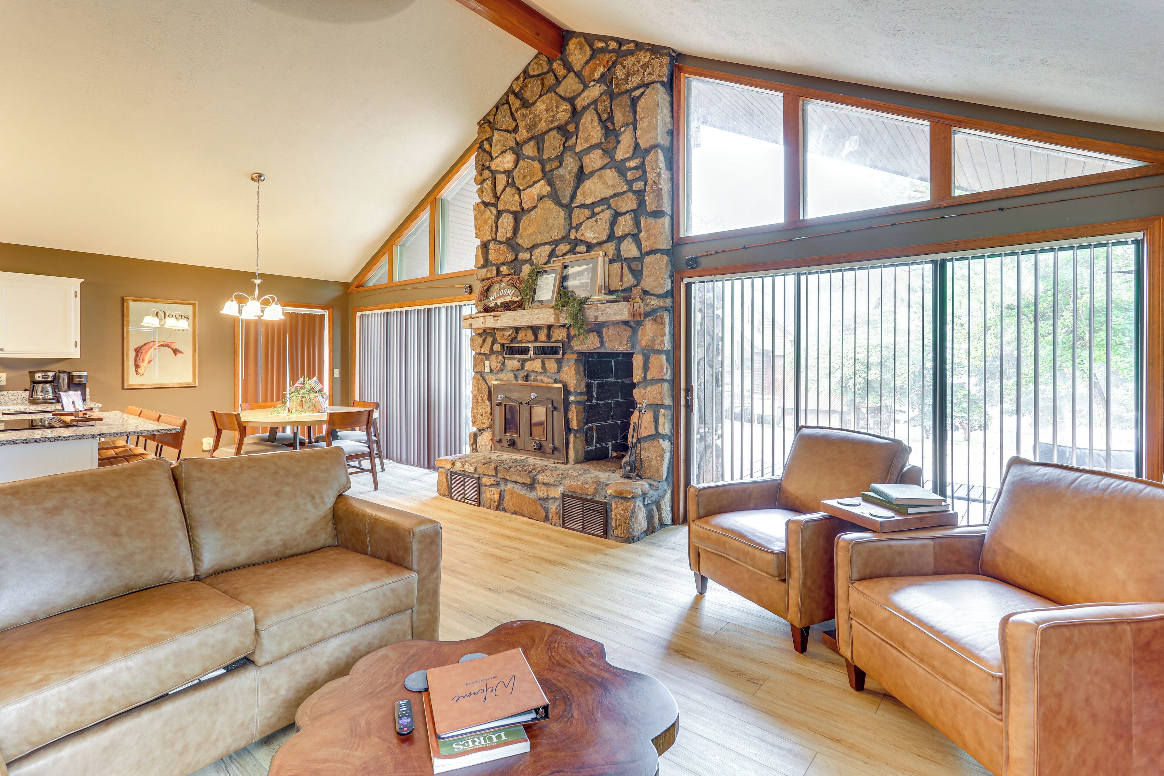 Steps To White River: Cabin Retreat W/ Dock Access - Bull Shoals, AR