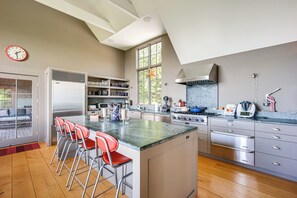 Réfrigérateur, micro-ondes, plaque de cuisson, lave-vaisselle