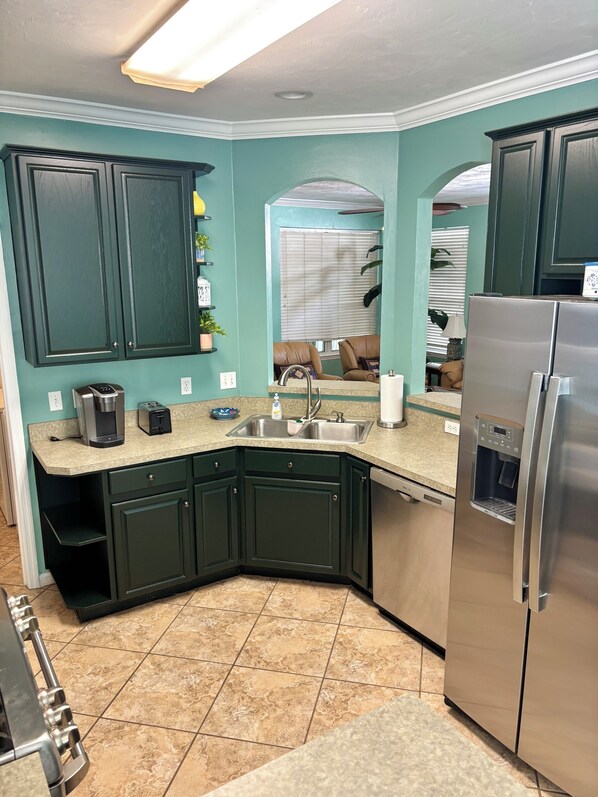 Micro-ondes, four, plaque de cuisson, lave-vaisselle