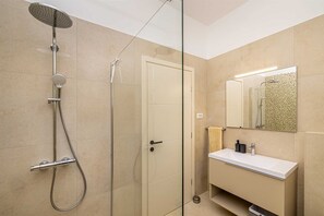 Hair dryer, towels - Villa FUSKA with private pool (Pinezići)