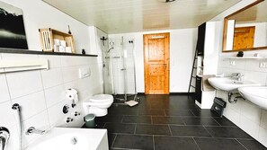 Apartment, 2 Schlafzimmer, Raucher, Terrasse | Badezimmer | Toilettenpapier