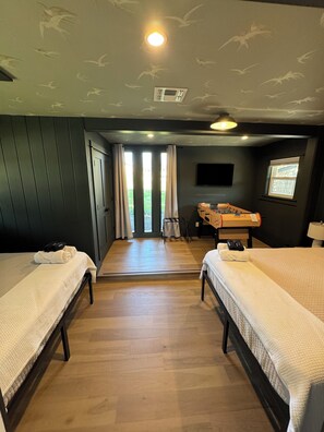 3 habitaciones, escritorio y tabla de planchar con plancha