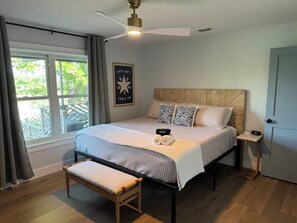 3 makuuhuonetta, työpöytä, silitysrauta/-lauta, vauvan matkasänky