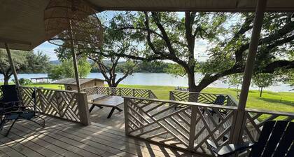 Family-Friendly 3-bedroom house in Kingsland with WiFi, AC, Kayaking & more.