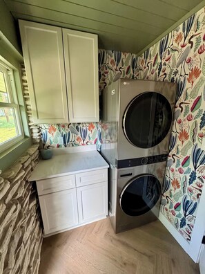 Interior - Family-Friendly 3-bedroom house in Kingsland with WiFi, AC, Kayaking & more. (Kingsland)