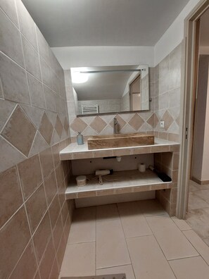 Shower, hair dryer, towels