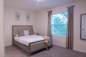 3 Schlafzimmer, Schreibtisch, Bügeleisen/Bügelbrett, Reisekinderbett