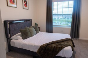 3 habitaciones, escritorio y tabla de planchar con plancha 