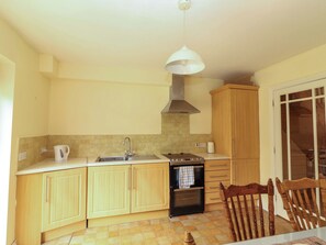 Cookware/dishes/utensils - 51 Woodview Park (Tralee)