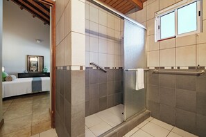 Shower, hair dryer - Chic Apartment in Aruba! (Noord)