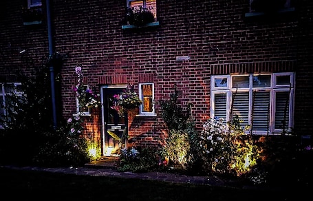 Fachada de la propiedad por la tarde o noche