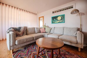 Smart TV, books, stereo, offices
