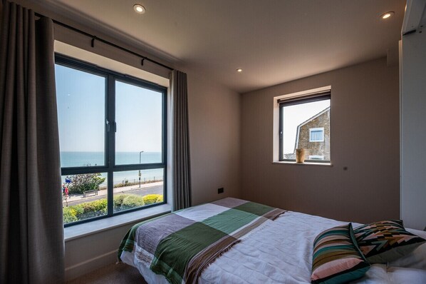 4 bedrooms, desk, iron/ironing board, free WiFi