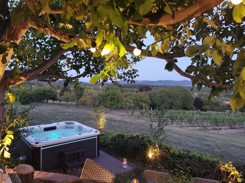 Villa a Balaton-Felvidéken, ahol jakuzziban gyönyörködhet a tó panorámájában