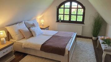 3 bedrooms, iron/ironing board, WiFi, bed sheets