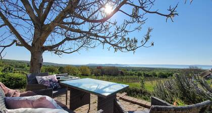 Villa a Balaton-Felvidéken, ahol jakuzziban gyönyörködhet a tó panorámájában